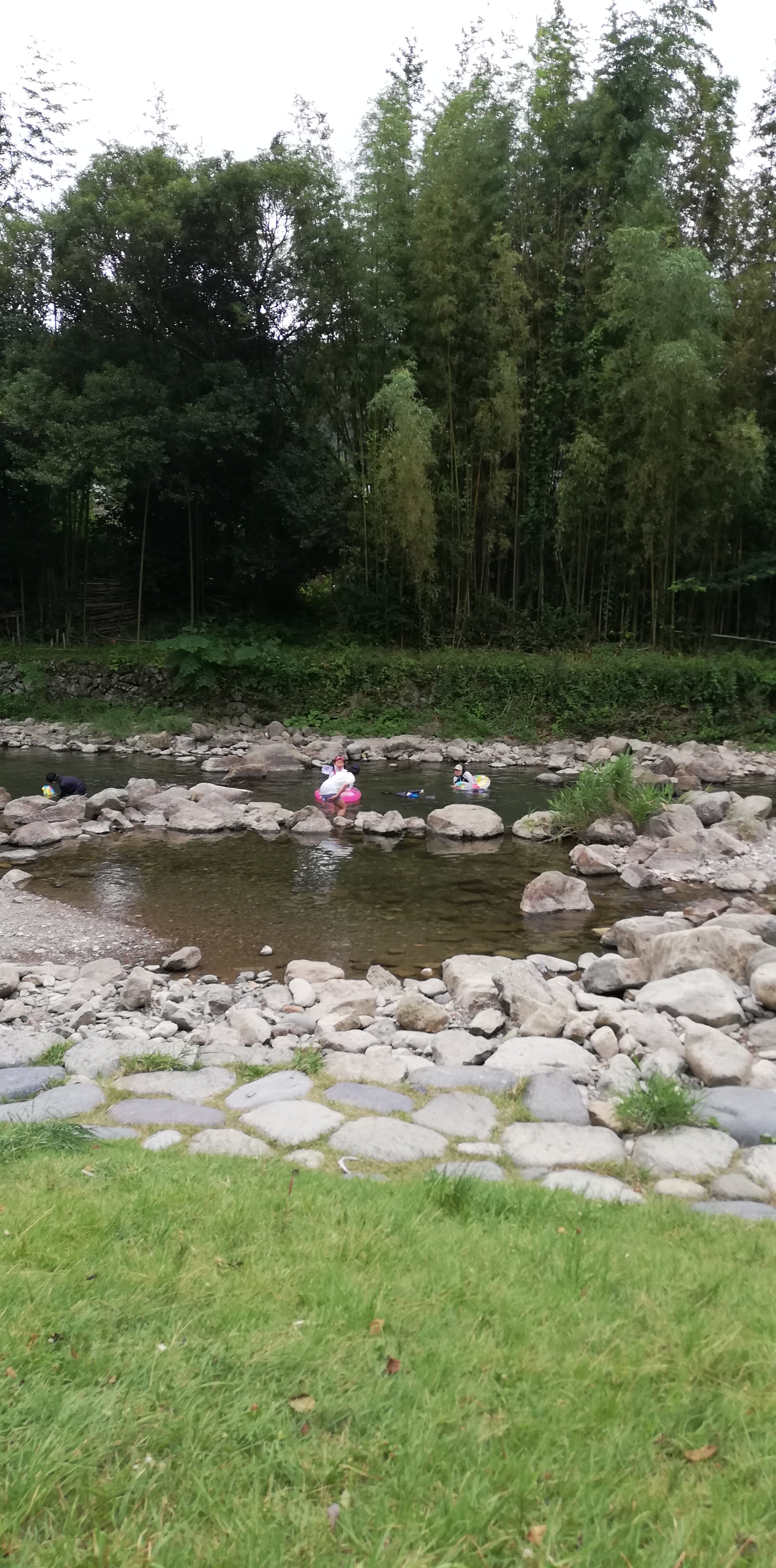 夏の川遊び